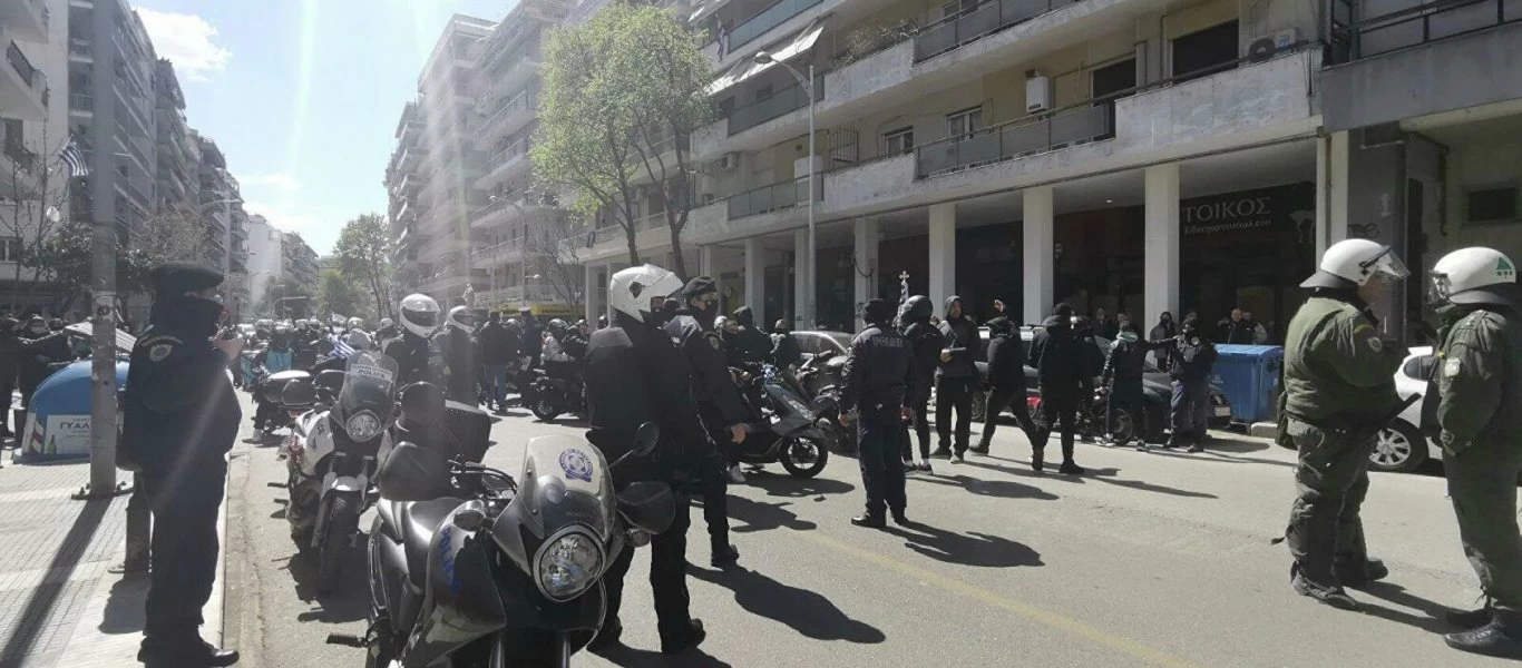 25η Μαρτίου: «Μπλόκο» της ΕΛ.ΑΣ σε κατάθεση στεφάνου στην Αθήνα - Επεισόδια με μπουκάλια και πέτρες στη Θεσσαλονίκη